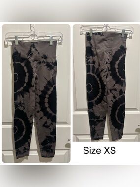 PINK Victoria's Secret Black and Gray Tie-Dye Leggings